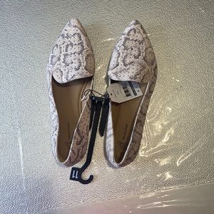Memory foam snake print shoe